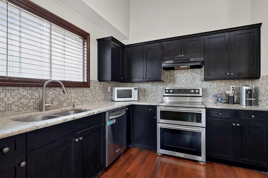 196 Suncrest Way Se, Calgary, AB - Indoor Photo Showing Kitchen With Double Sink With Upgraded Kitchen