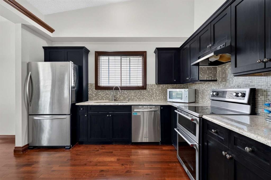 196 Suncrest Way Se, Calgary, AB - Indoor Photo Showing Kitchen With Stainless Steel Kitchen With Upgraded Kitchen