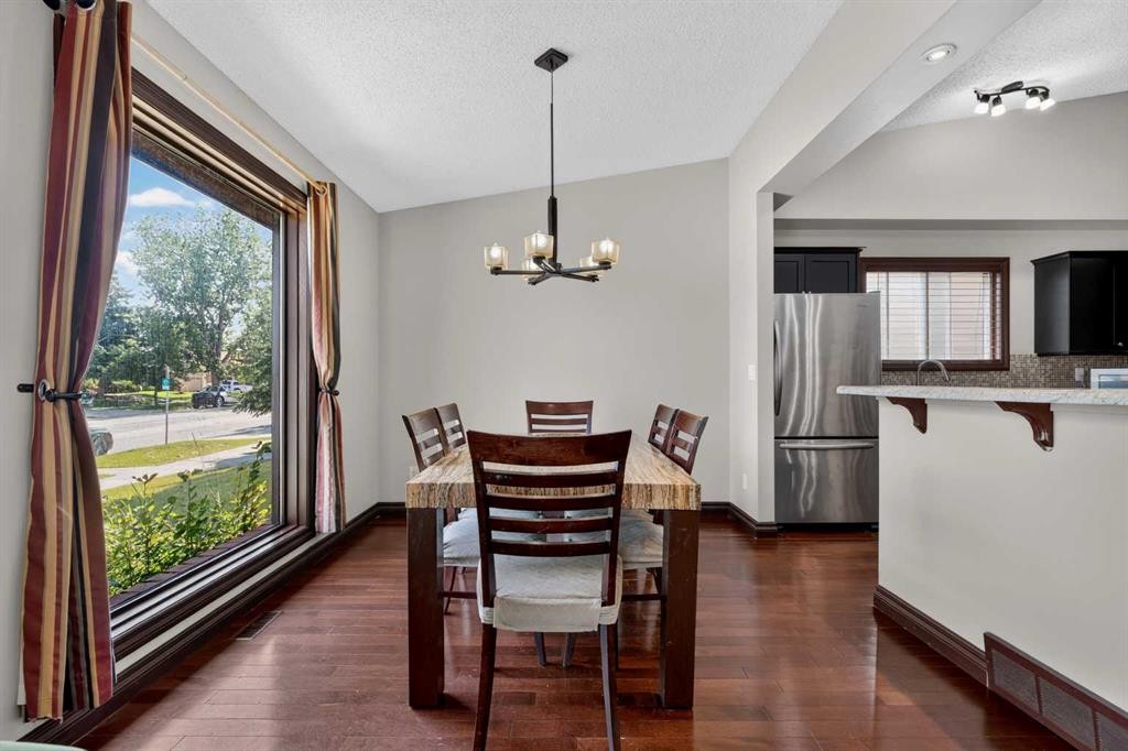 196 Suncrest Way Se, Calgary, AB - Indoor Photo Showing Other Room
