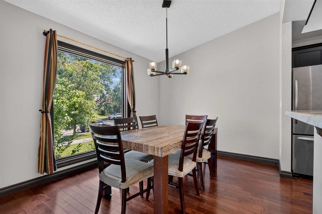 196 Suncrest Way Se, Calgary, AB - Indoor Photo Showing Dining Room