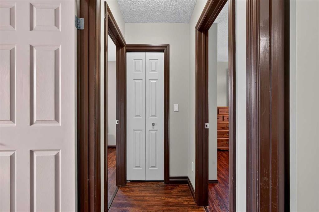 196 Suncrest Way Se, Calgary, AB - Indoor Photo Showing Other Room