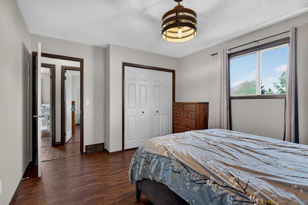 196 Suncrest Way Se, Calgary, AB - Indoor Photo Showing Bedroom