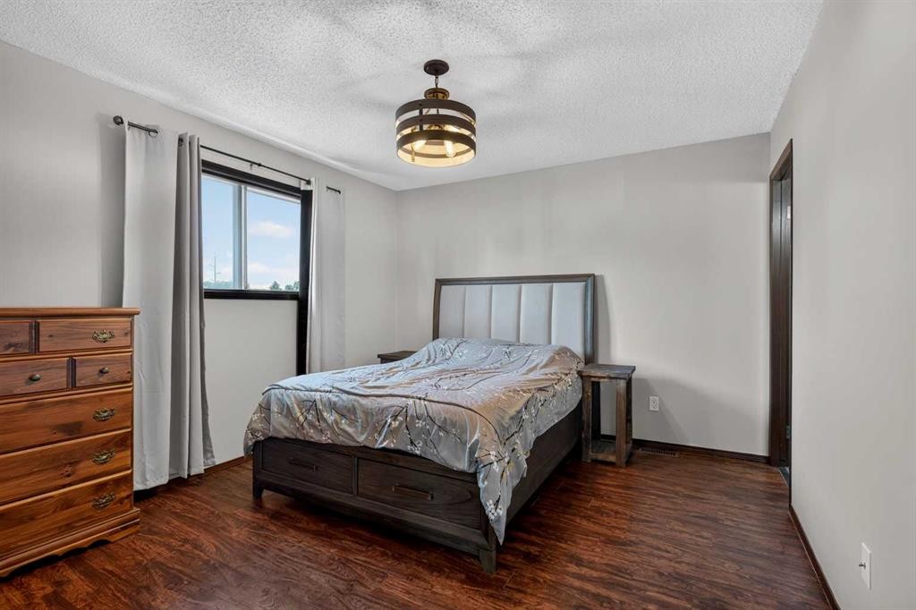 196 Suncrest Way Se, Calgary, AB - Indoor Photo Showing Bedroom