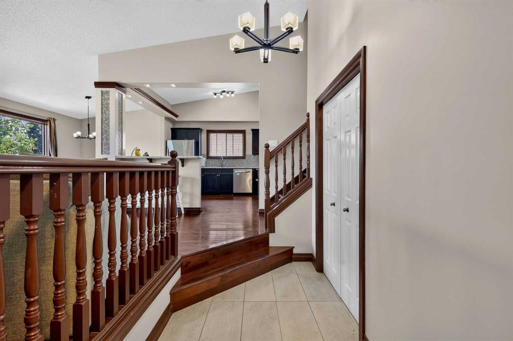 196 Suncrest Way Se, Calgary, AB - Indoor Photo Showing Other Room