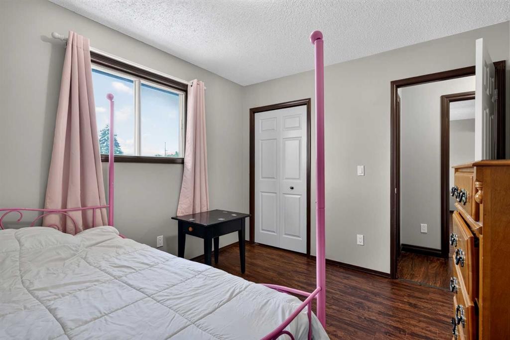 196 Suncrest Way Se, Calgary, AB - Indoor Photo Showing Bedroom