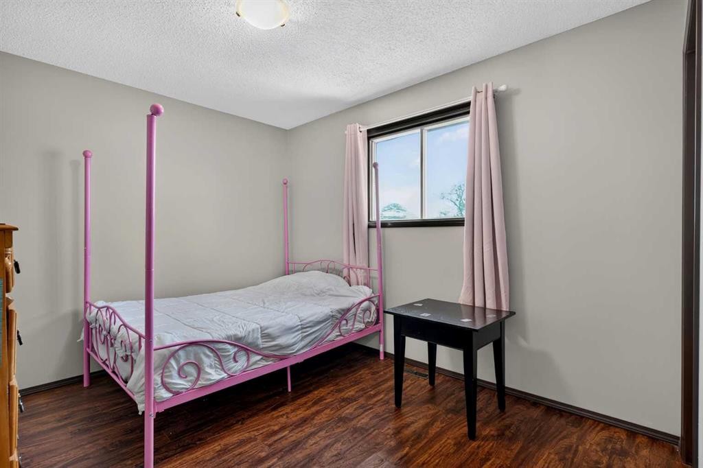 196 Suncrest Way Se, Calgary, AB - Indoor Photo Showing Bedroom