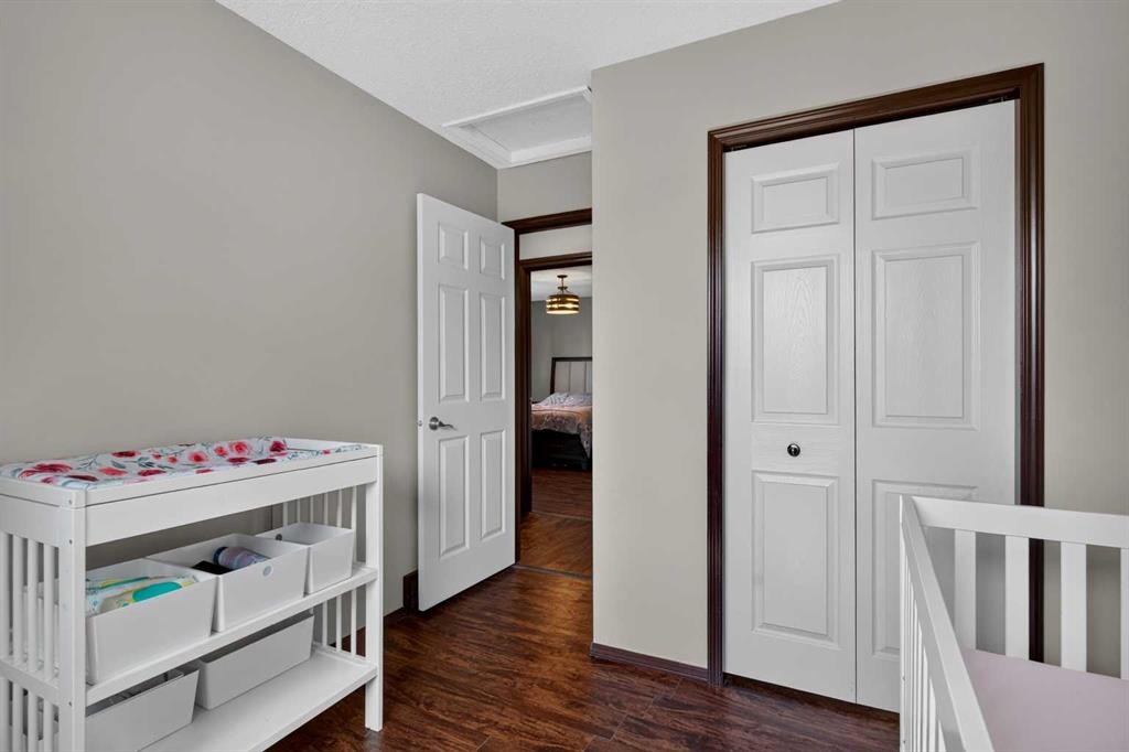196 Suncrest Way Se, Calgary, AB - Indoor Photo Showing Bedroom