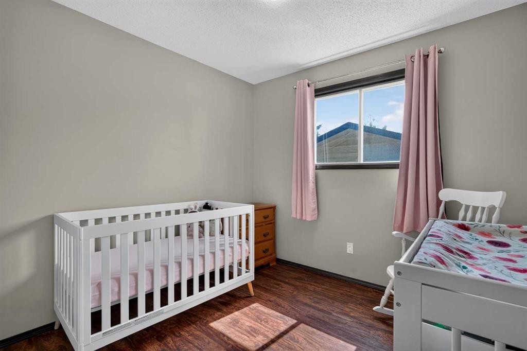 196 Suncrest Way Se, Calgary, AB - Indoor Photo Showing Bedroom