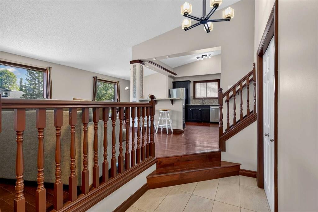 196 Suncrest Way Se, Calgary, AB - Indoor Photo Showing Other Room