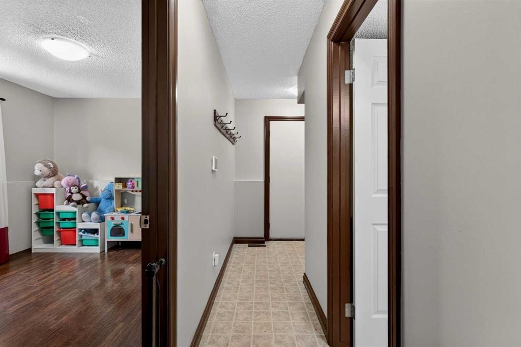 196 Suncrest Way Se, Calgary, AB - Indoor Photo Showing Other Room