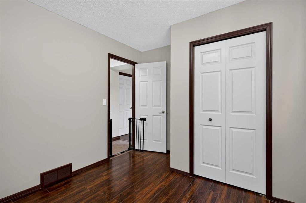 196 Suncrest Way Se, Calgary, AB - Indoor Photo Showing Other Room
