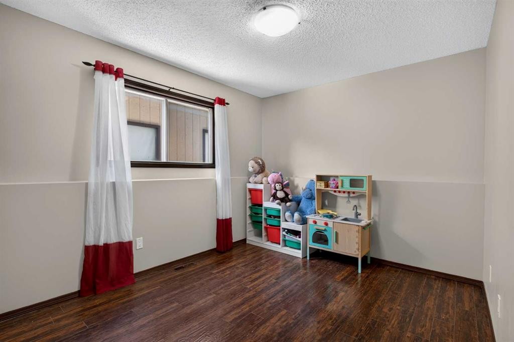 196 Suncrest Way Se, Calgary, AB - Indoor Photo Showing Other Room