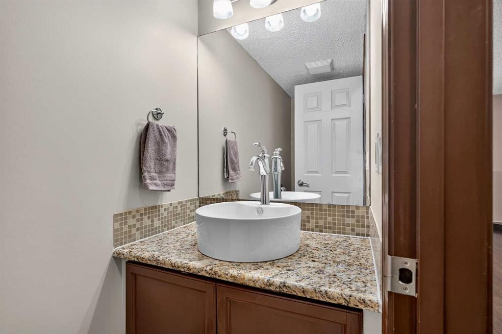 196 Suncrest Way Se, Calgary, AB - Indoor Photo Showing Bathroom