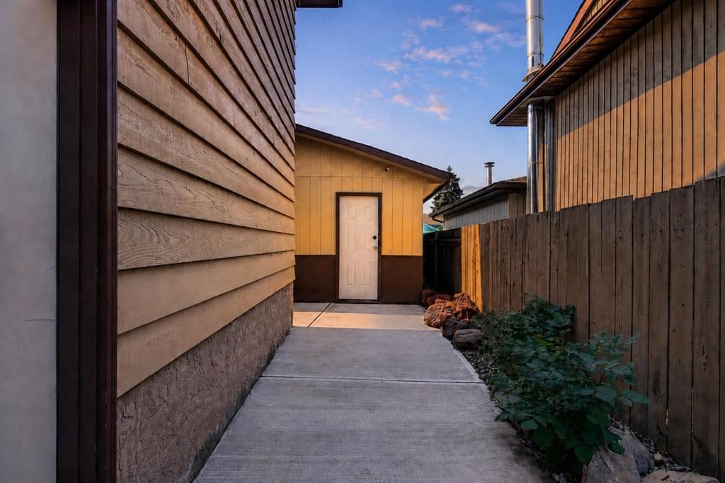 196 Suncrest Way Se, Calgary, AB - Outdoor With Exterior
