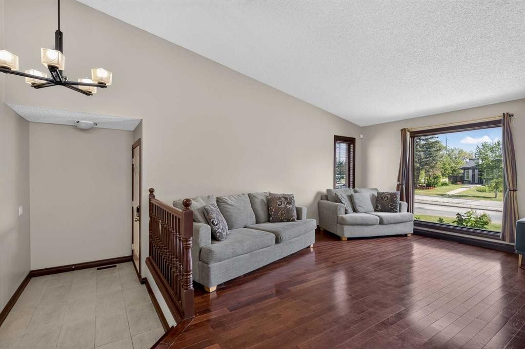 196 Suncrest Way Se, Calgary, AB - Indoor Photo Showing Living Room