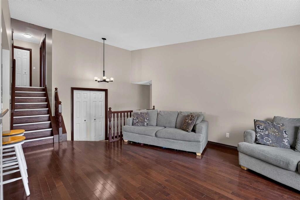 196 Suncrest Way Se, Calgary, AB - Indoor Photo Showing Living Room