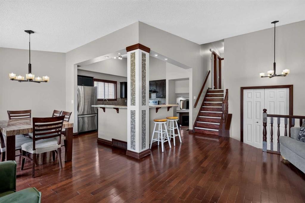 196 Suncrest Way Se, Calgary, AB - Indoor Photo Showing Dining Room