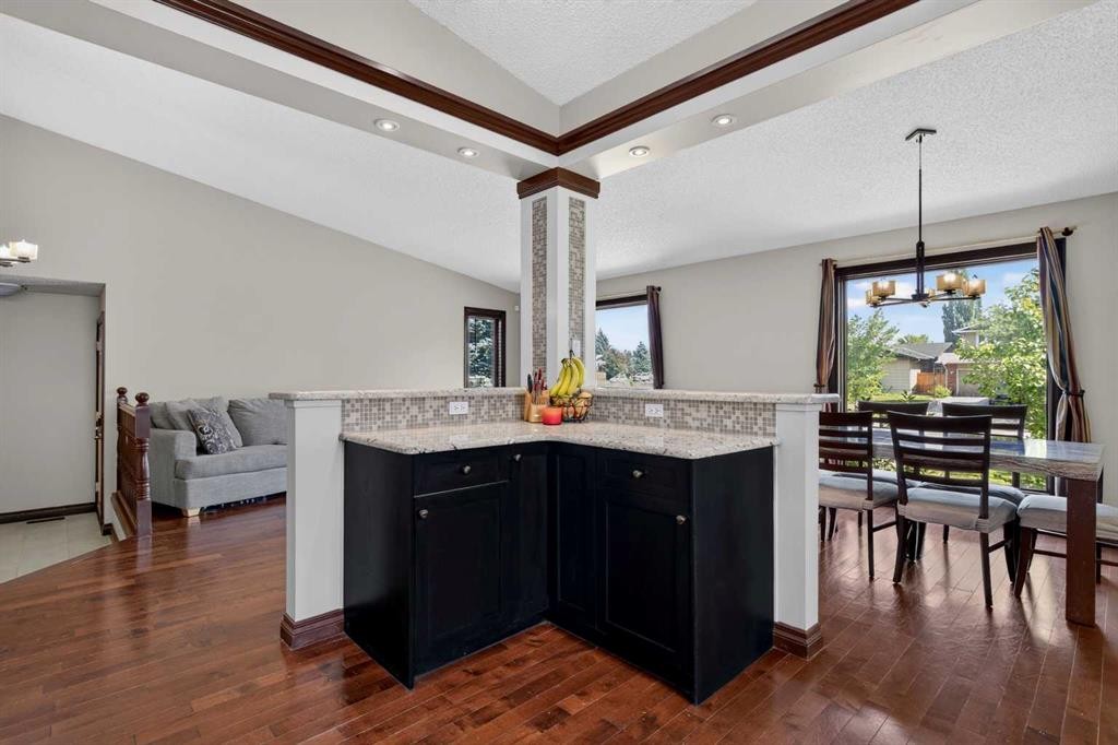 196 Suncrest Way Se, Calgary, AB - Indoor Photo Showing Other Room