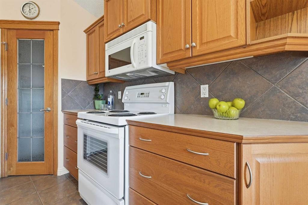 128 Covehaven Gardens Ne, Calgary, AB - Indoor Photo Showing Kitchen