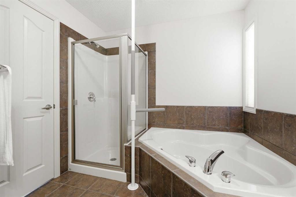 128 Covehaven Gardens Ne, Calgary, AB - Indoor Photo Showing Bathroom