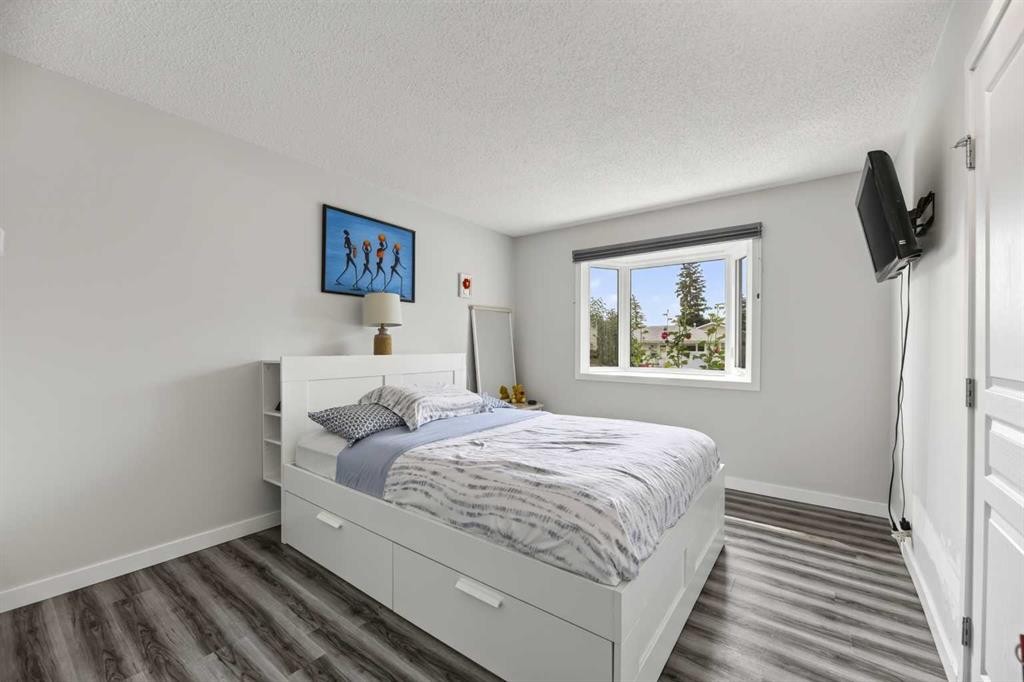 8035 Huntwick Crescent Ne, Calgary, AB - Indoor Photo Showing Bedroom