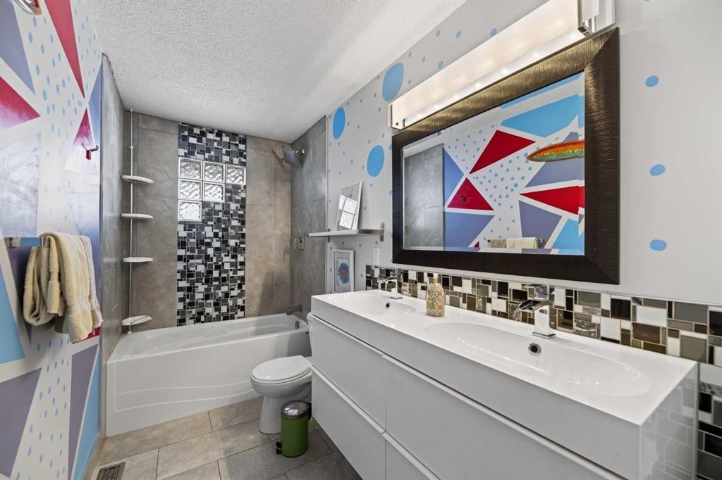 8035 Huntwick Crescent Ne, Calgary, AB - Indoor Photo Showing Bathroom