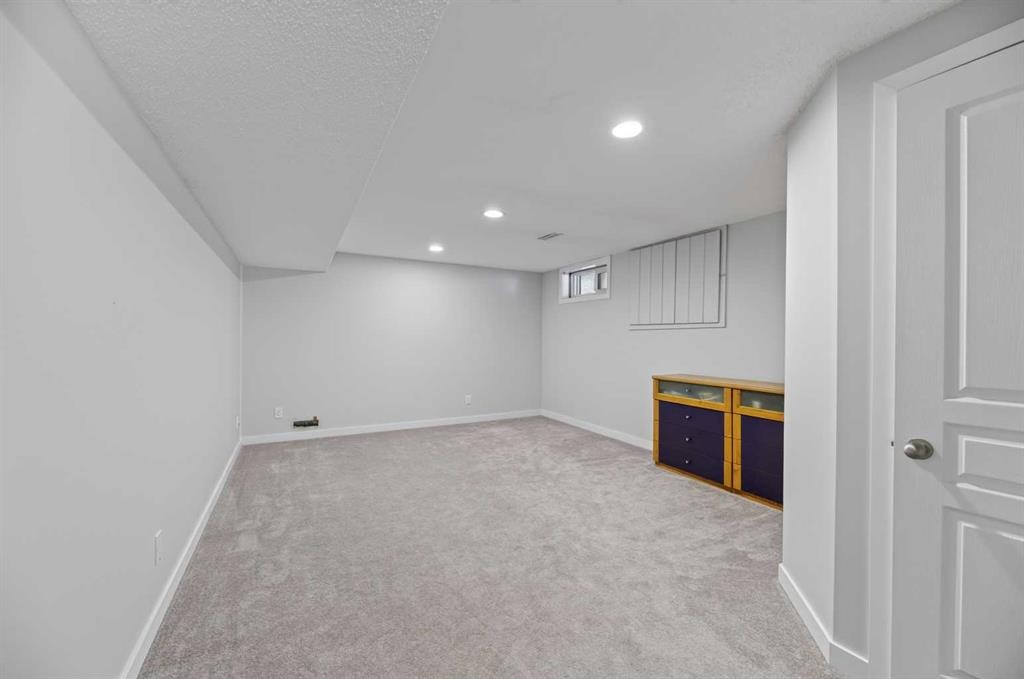 8035 Huntwick Crescent Ne, Calgary, AB - Indoor Photo Showing Other Room