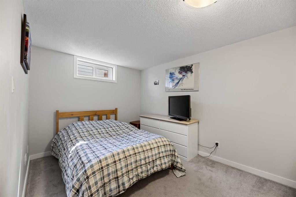 8035 Huntwick Crescent Ne, Calgary, AB - Indoor Photo Showing Bedroom