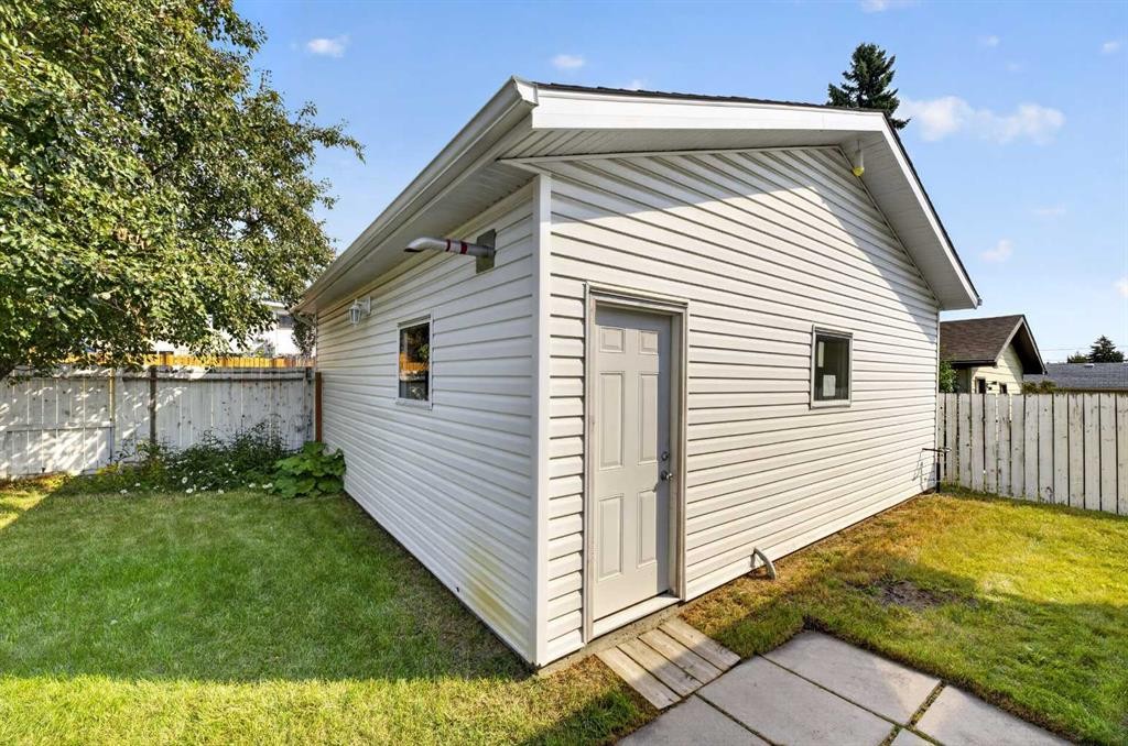 8035 Huntwick Crescent Ne, Calgary, AB - Outdoor
