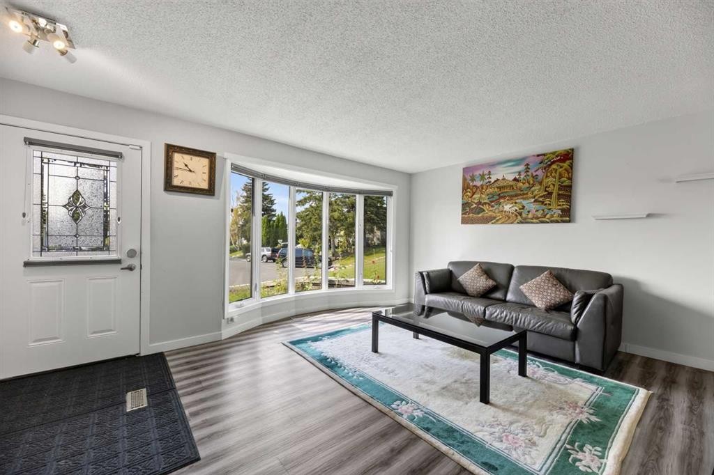 8035 Huntwick Crescent Ne, Calgary, AB - Indoor Photo Showing Living Room