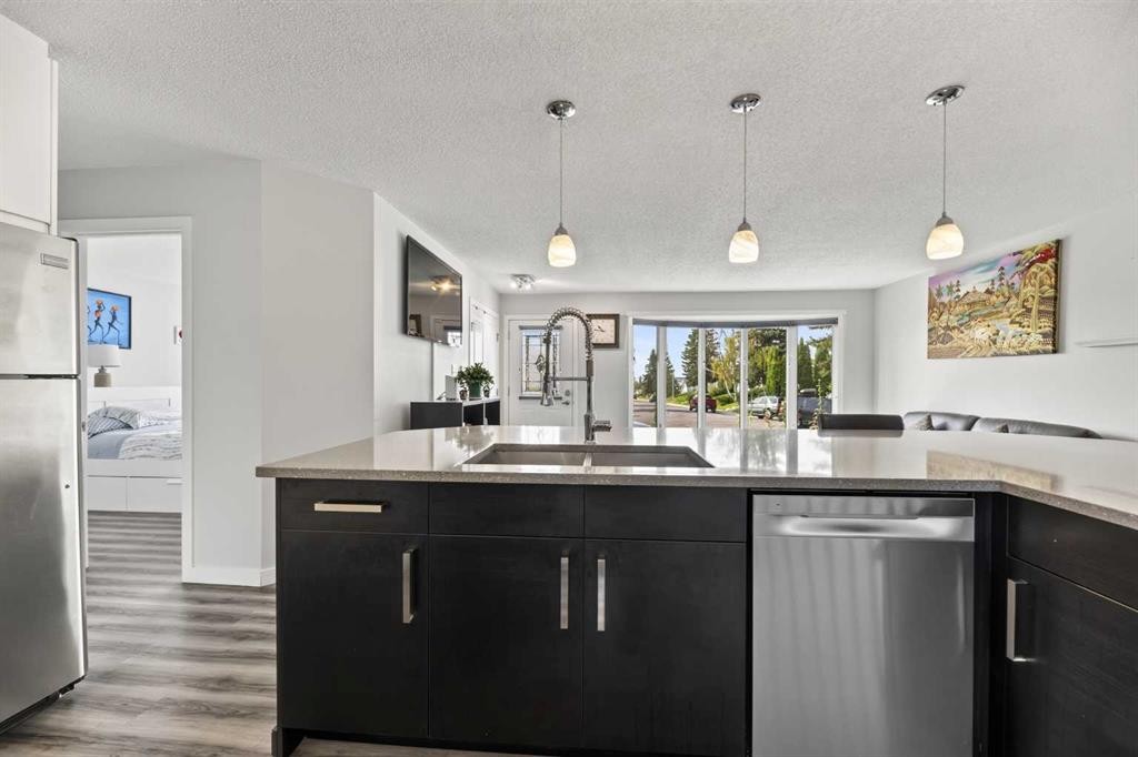 8035 Huntwick Crescent Ne, Calgary, AB - Indoor Photo Showing Kitchen With Upgraded Kitchen
