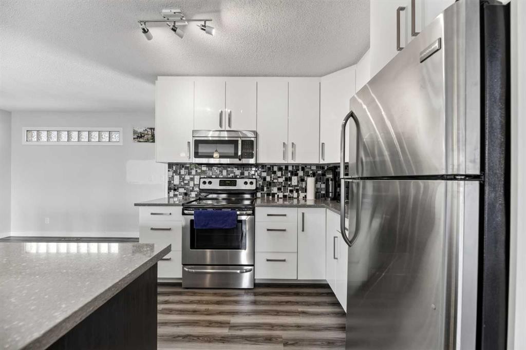 8035 Huntwick Crescent Ne, Calgary, AB - Indoor Photo Showing Kitchen With Upgraded Kitchen