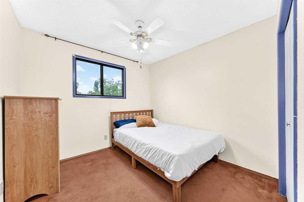 4008 46 Street Sw, Calgary, AB - Indoor Photo Showing Bedroom