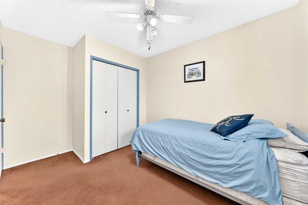 4008 46 Street Sw, Calgary, AB - Indoor Photo Showing Bedroom