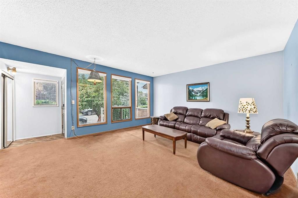 4008 46 Street Sw, Calgary, AB - Indoor Photo Showing Living Room