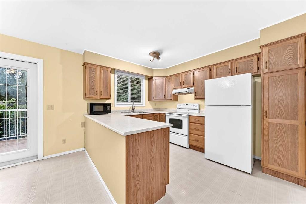 4008 46 Street Sw, Calgary, AB - Indoor Photo Showing Kitchen With Double Sink