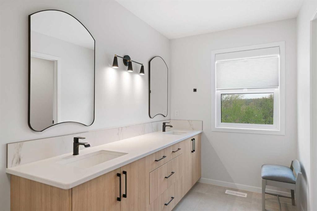 500 Cranbrook Gardens Se, Calgary, AB - Indoor Photo Showing Bathroom