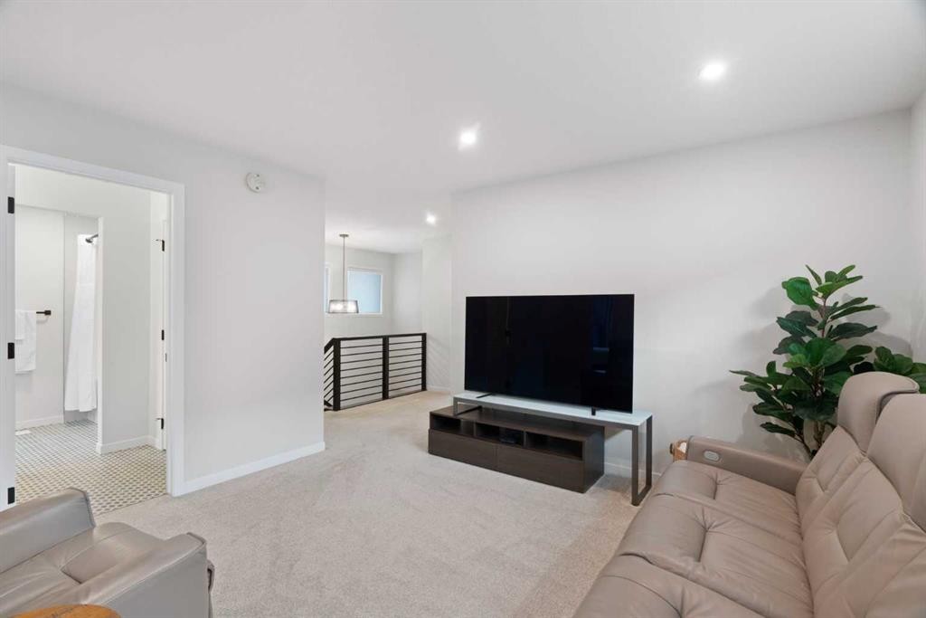500 Cranbrook Gardens Se, Calgary, AB - Indoor Photo Showing Living Room