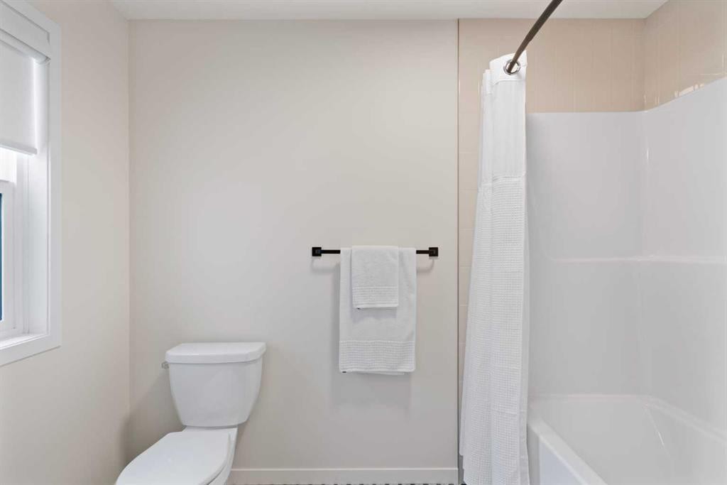 500 Cranbrook Gardens Se, Calgary, AB - Indoor Photo Showing Bathroom
