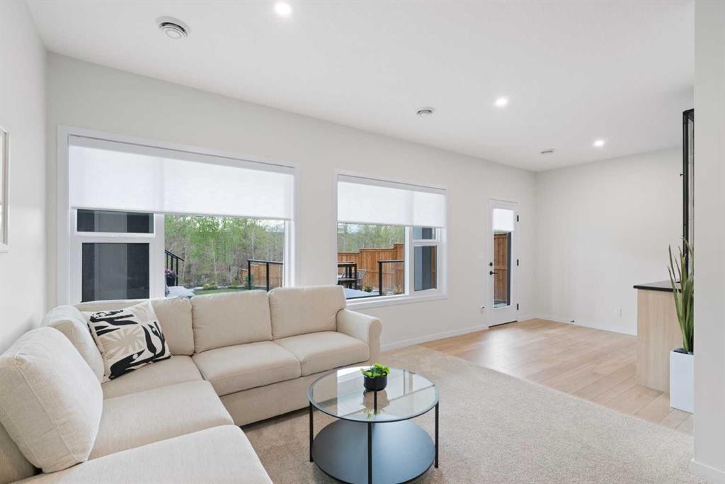 500 Cranbrook Gardens Se, Calgary, AB - Indoor Photo Showing Living Room