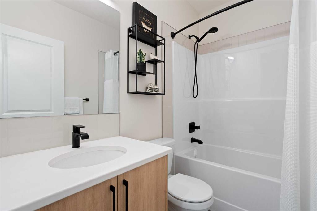 500 Cranbrook Gardens Se, Calgary, AB - Indoor Photo Showing Bathroom