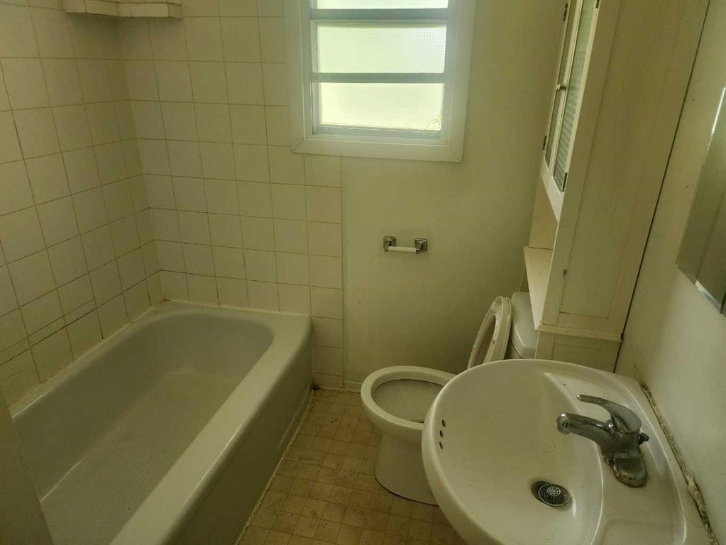 2408 23 Avenue Sw, Calgary, AB - Indoor Photo Showing Bathroom