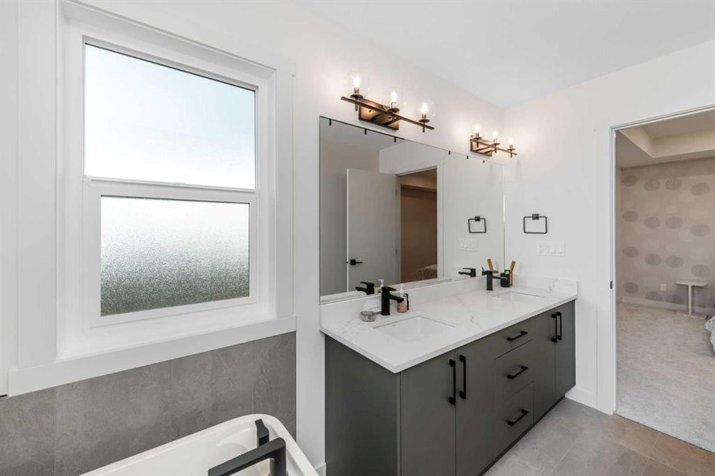 124 Heritage Boulevard, Cochrane, AB - Indoor Photo Showing Bathroom