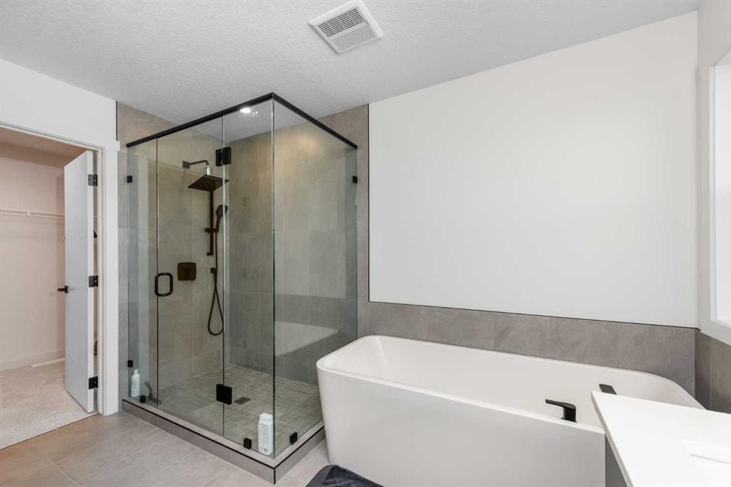 124 Heritage Boulevard, Cochrane, AB - Indoor Photo Showing Bathroom