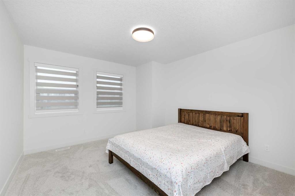 124 Heritage Boulevard, Cochrane, AB - Indoor Photo Showing Bedroom
