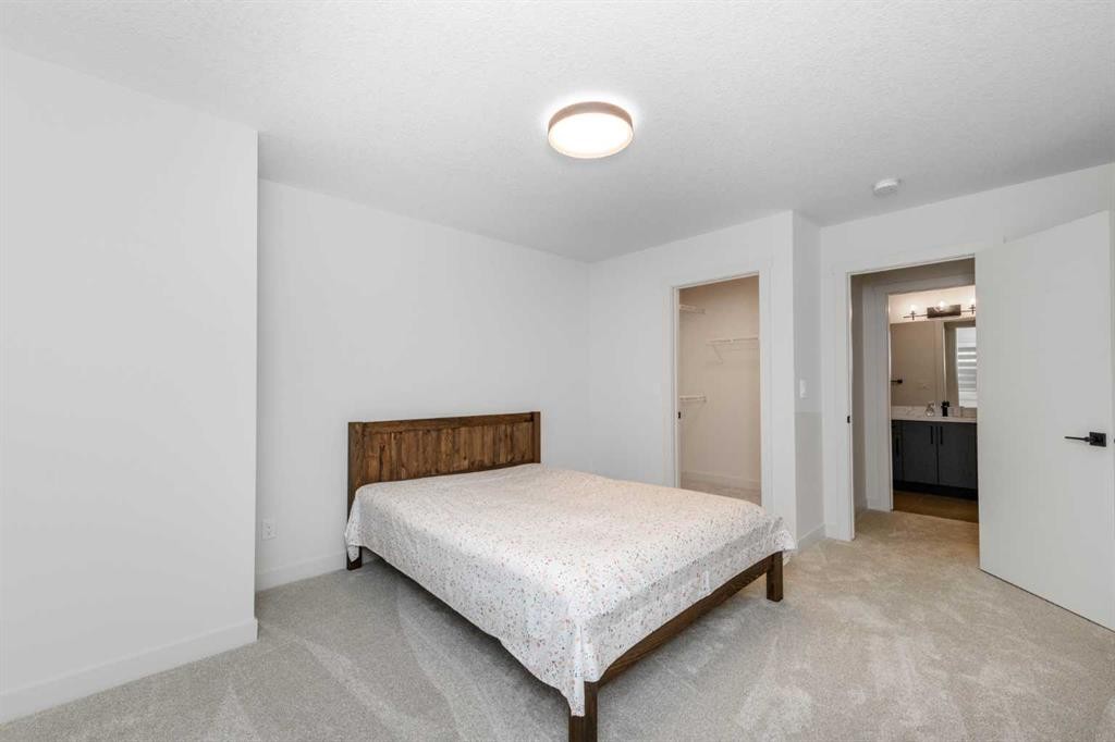 124 Heritage Boulevard, Cochrane, AB - Indoor Photo Showing Bedroom