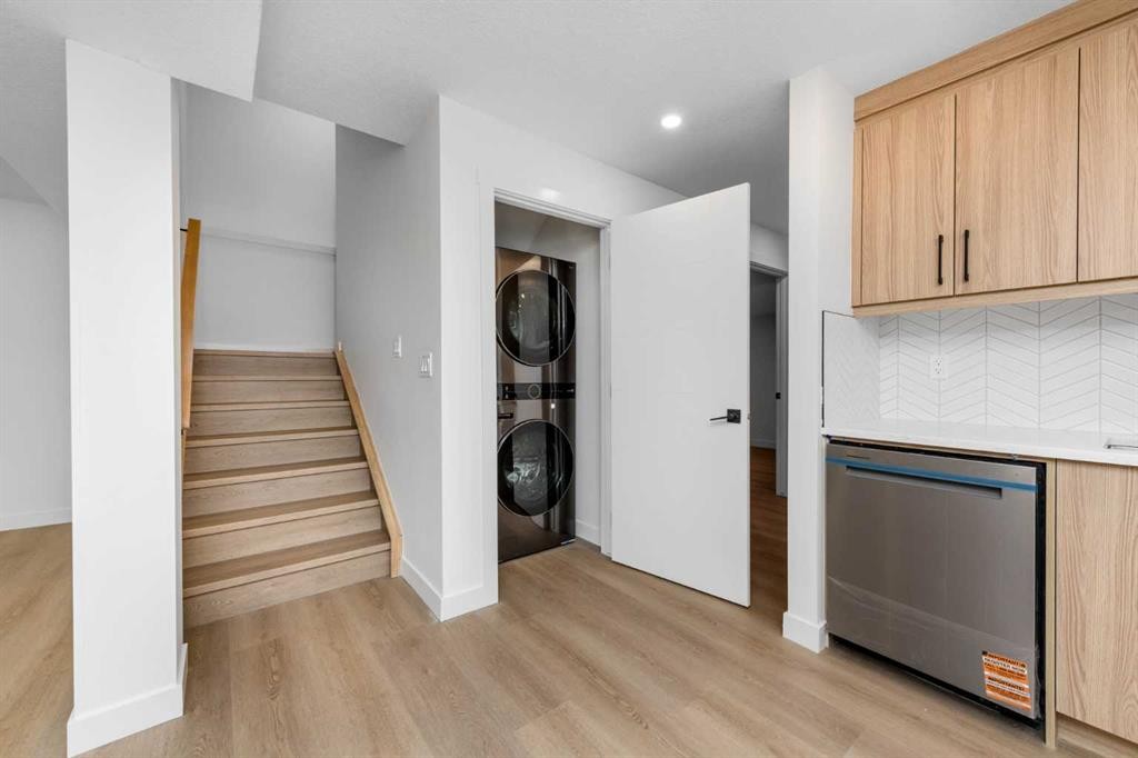 124 Heritage Boulevard, Cochrane, AB - Indoor Photo Showing Kitchen