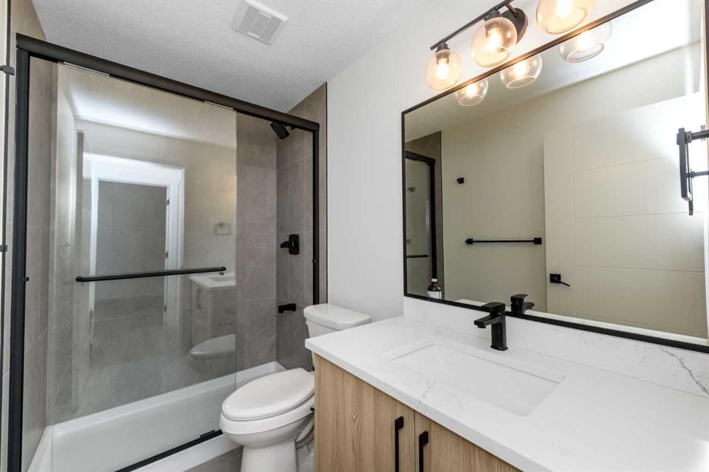 124 Heritage Boulevard, Cochrane, AB - Indoor Photo Showing Bathroom