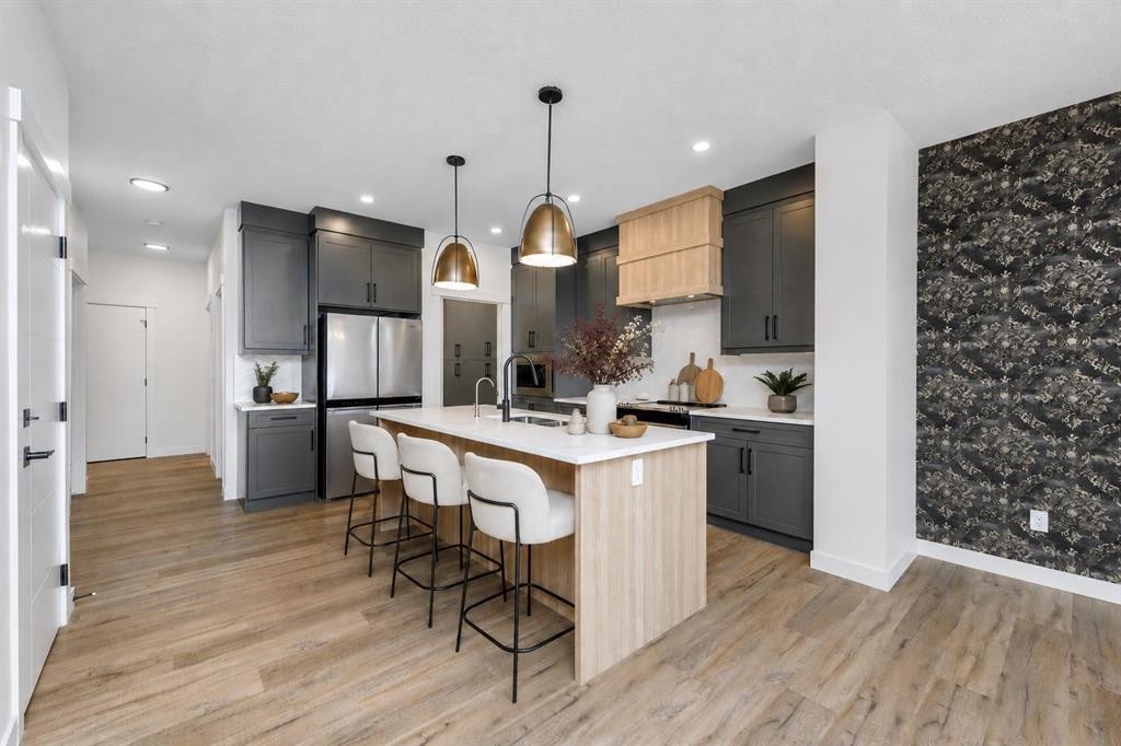 124 Heritage Boulevard, Cochrane, AB - Indoor Photo Showing Kitchen With Upgraded Kitchen