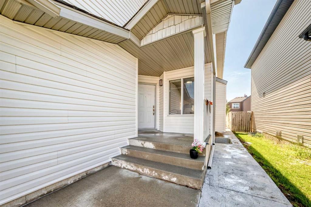 218 Saddlefield Place Ne, Calgary, AB - Outdoor